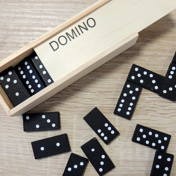 Domino-Spiel in der Holzbox